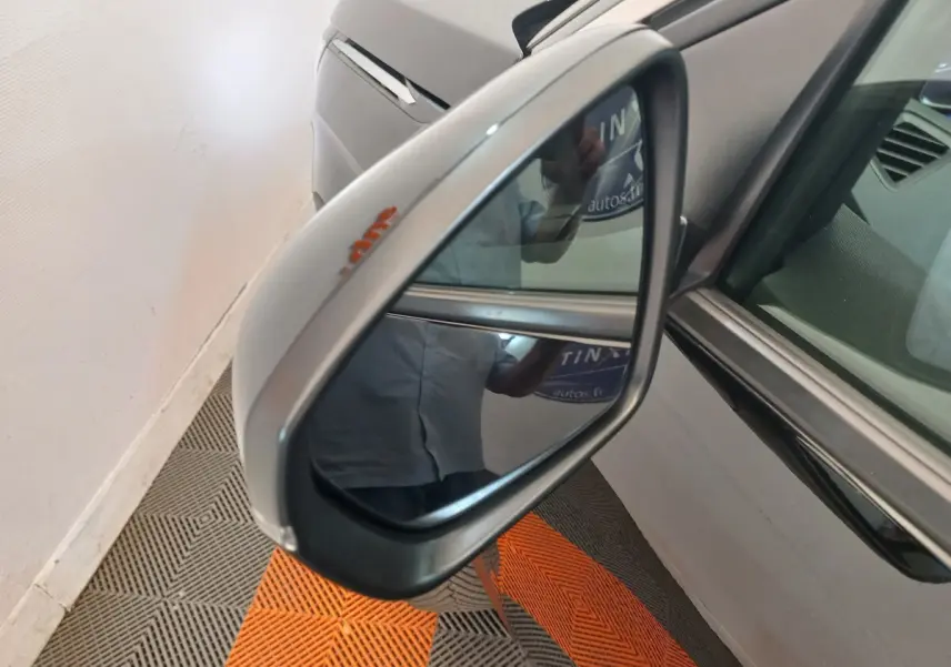 Rétroviseur extérieur côté gauche gris argent du Peugeot 3008 2022 avec carrosserie noire visible en partie.