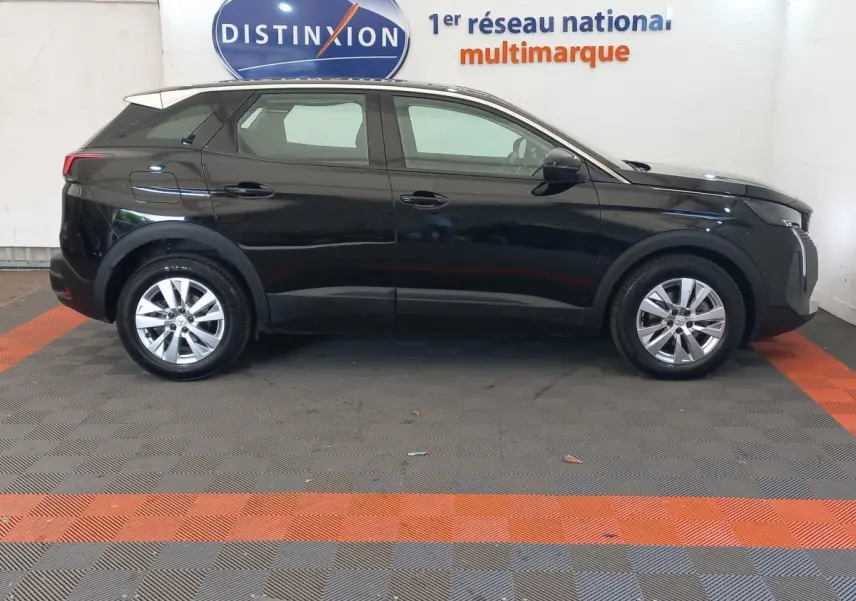 Profil latéral droit d'un Peugeot 3008 noir 2022 PureTech 130 S&S EAT8 Active Pack en showroom.