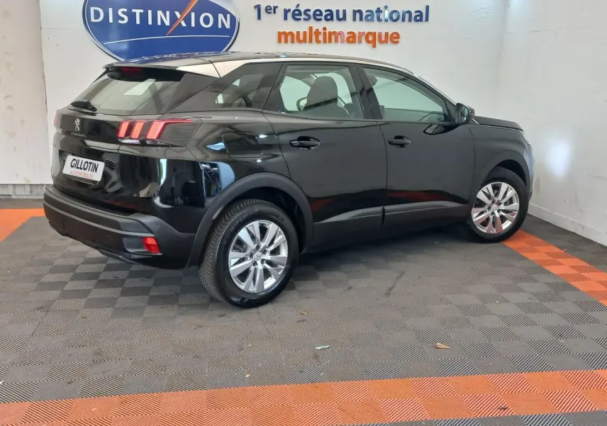 Vue 3/4 arrière droite d’un Peugeot 3008 noir 2022, avec feux arrière LED et jantes argentées visibles.