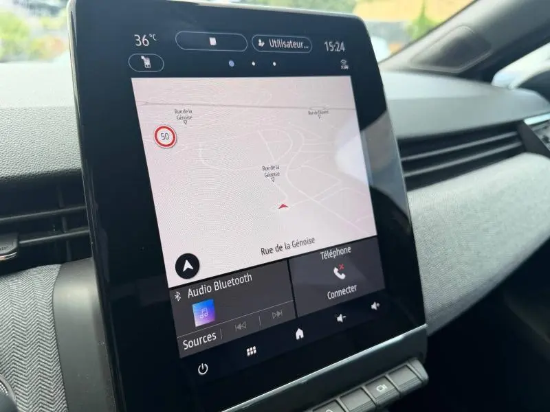 Écran tactile central du tableau de bord de la Renault Clio gris Schiste, affichant la navigation GPS.