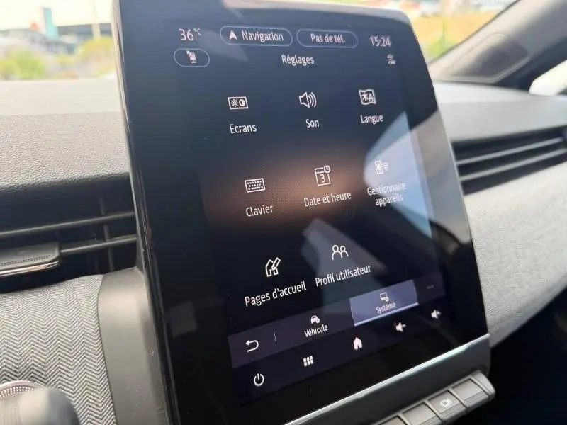 Gros plan sur l'écran tactile central du tableau de bord de la Renault Clio gris schiste, affichant le menu Réglages.