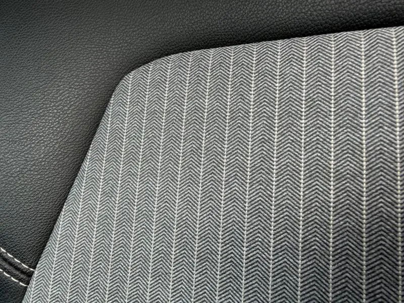 Détail du tissu gris à chevrons et simili noir du siège intérieur de la Renault Clio 1.0 Eco-G 100ch Techno 2025.