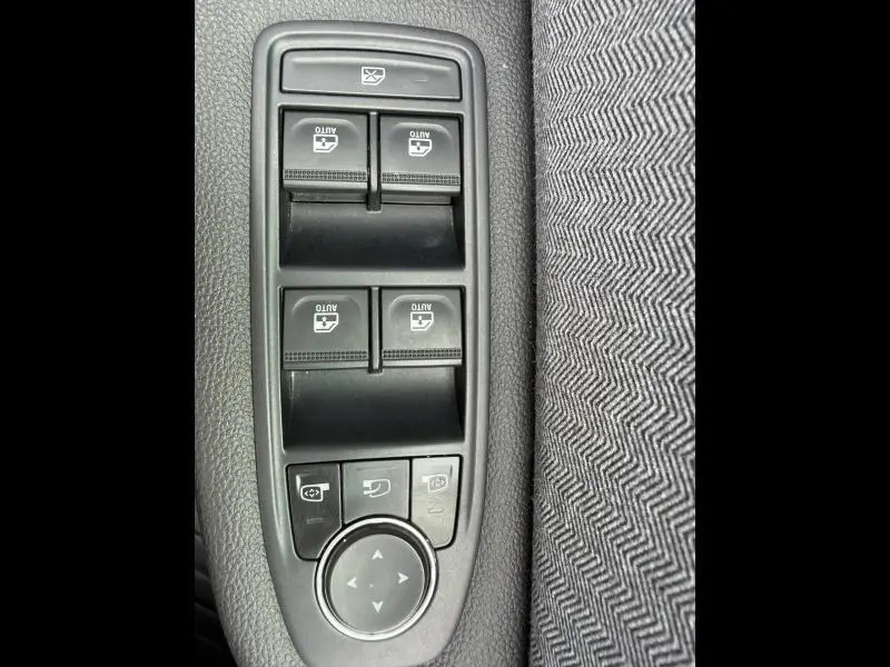 Panneau de commandes des vitres électriques et rétroviseurs sur la porte côté gauche d'une Renault Clio gris schiste.