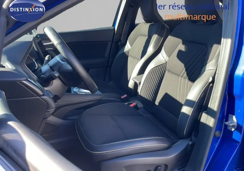 Vue intérieure côté conducteur de la Renault Symbioz 2025 bleu iron metal, sièges tissu noir avec surpiqûres contrastées.