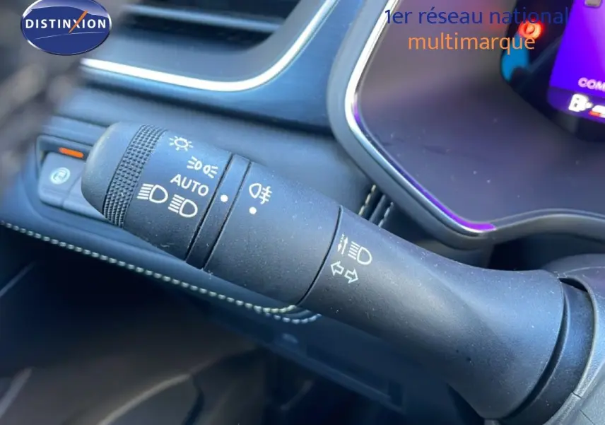 Gros plan sur la commande des phares et clignotants dans l’habitacle noir du Renault Symbioz bleu Iron Metal 2025.