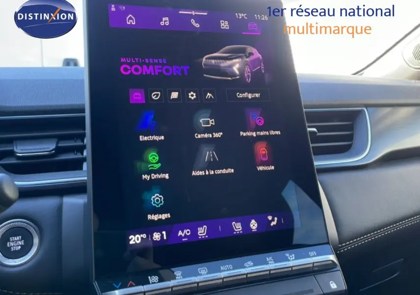 Vue intérieure centrée sur l’écran tactile du tableau de bord du Renault Symbioz bleu iron metal, affichant les options de conduite.