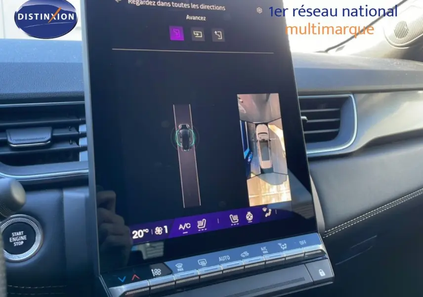 Vue rapprochée de l'écran tactile central du tableau de bord du Renault Symbioz bleu, affichant la caméra 360° et les commandes climatiques.