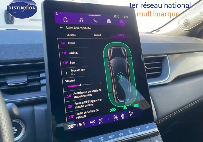 Vue intérieure centrée sur l'écran tactile du tableau de bord du Renault Symbioz bleu Iron Metal, affichant les aides à la conduite.