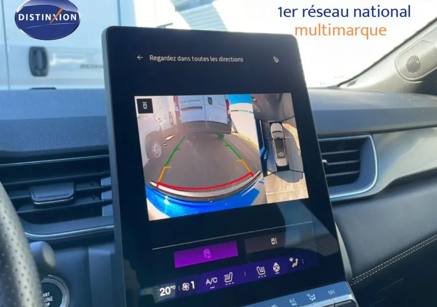 Écran central tactile montrant la caméra de recul et vue 360, intérieur noir du Renault Symbioz bleu iron metal.