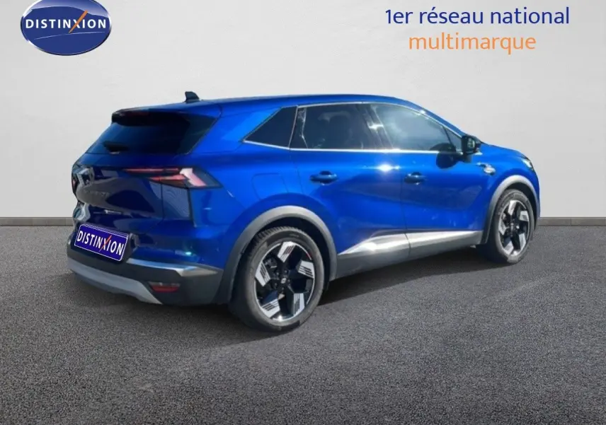 Vue 3/4 arrière droite d’un Renault Symbioz bleu iron metal avec jantes bi-ton et détails gris métallisé.