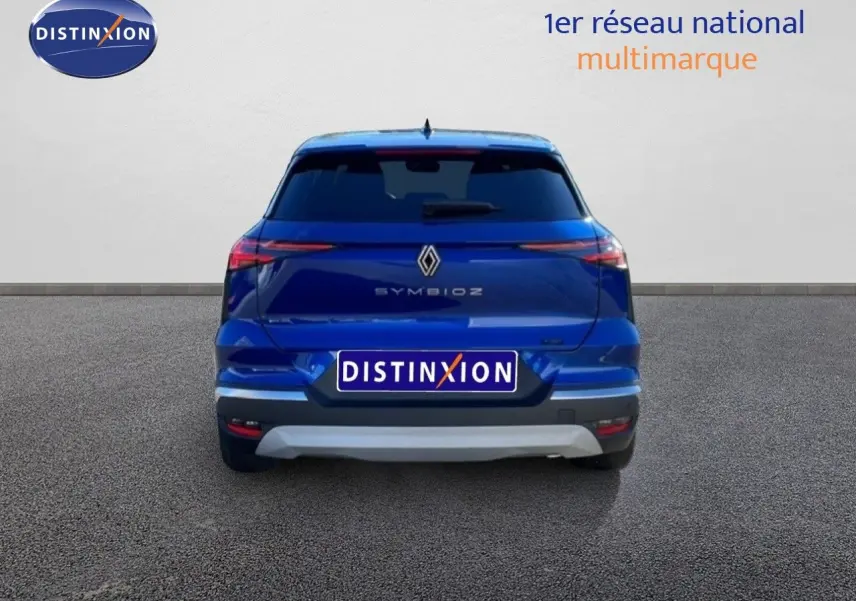 Vue arrière d'un Renault Symbioz 2025 bleu Iron Metal avec feux LED et logo distinctif au centre du hayon.