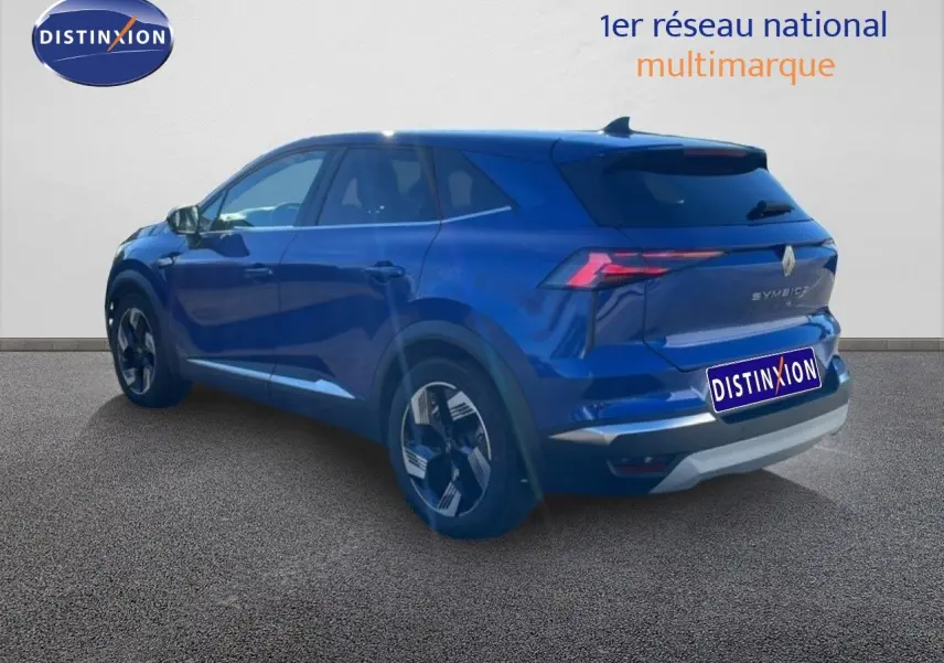 Vue 3/4 arrière droite d’un Renault Symbioz bleu iron metal, SUV hybride avec feux arrière LED distinctifs.