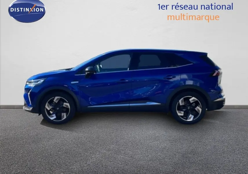 Profil droit d’un Renault Symbioz 2025 bleu iron metal, SUV hybride avec jantes alliage bicolores et lignes dynamiques.