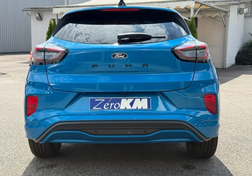 Vue arrière d'une Ford Puma 2025 en bleu Aqua Blue avec feux arrière modernes et plaque d'immatriculation Zero KM.