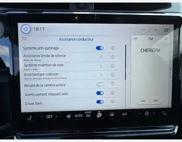 Écran tactile du tableau de bord du Ford Puma 2025 montrant les options d'assistance conducteur et la radio FM