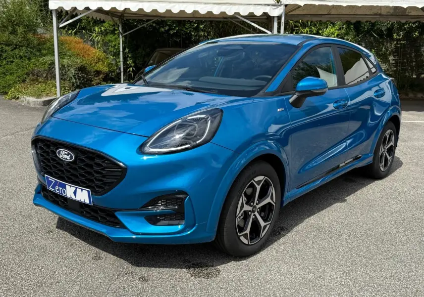 Ford Puma 2025 bleu aqua en 3/4 avant droit, avec calandre noire et jantes alliage distinctives.