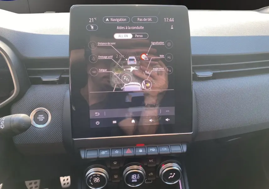 Écran tactile central affichant les aides à la conduite dans l’habitacle noir de la Renault Clio V TCe 90 Esprit Alpine.