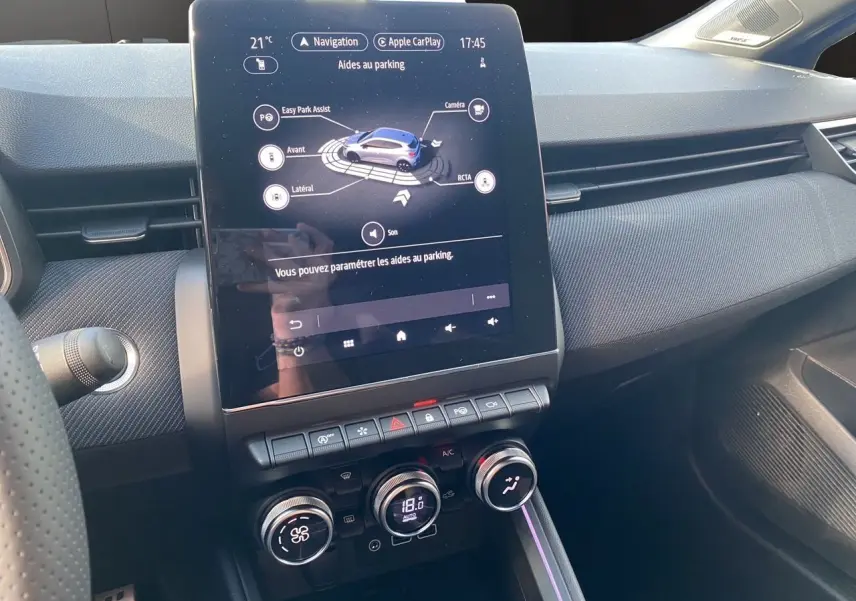 Vue intérieure du tableau de bord de la Renault Clio V TCE 90 Esprit Alpine bleu Iron, écran tactile avec aides au parking.
