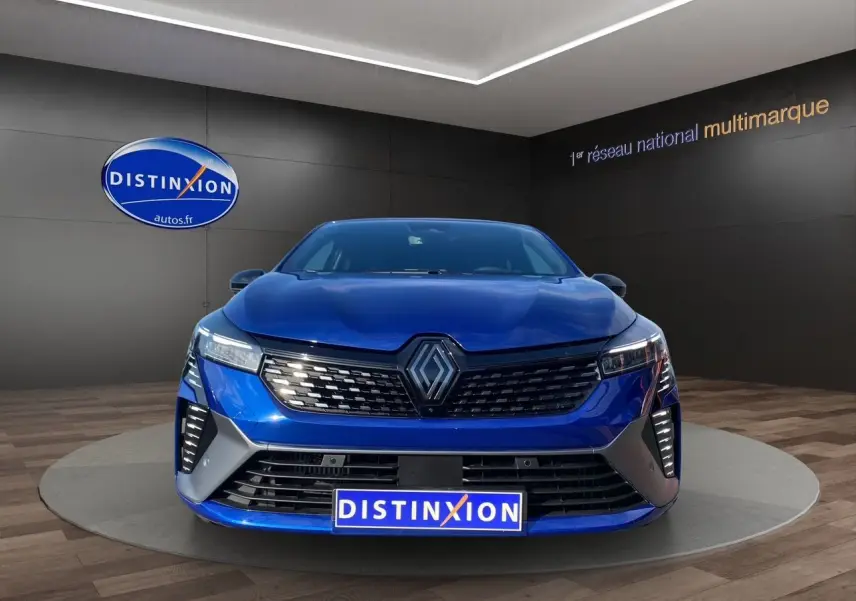 Vue frontale d'une Renault Clio V TCE 90 Esprit Alpine bleu Iron avec calandre noire et éclairage LED vertical.