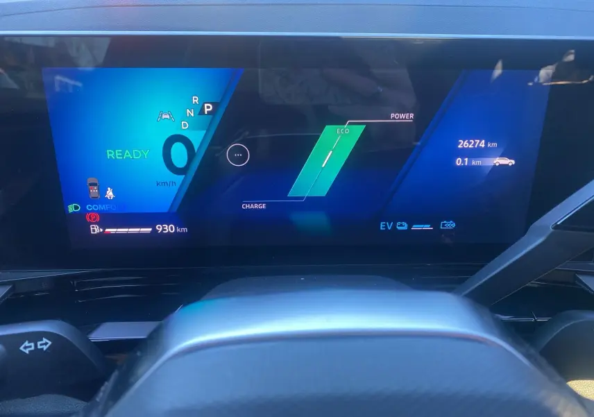 Tableau de bord numérique du Renault Austral 2025, affichage mode éco, compteur à zéro km/h, vue de face intérieure.