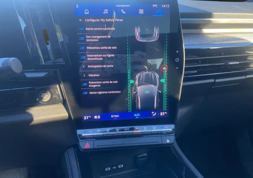 Vue rapprochée de l’écran tactile central du Renault Austral 2025 affichant les réglages d’aide à la conduite et la climatisation.
