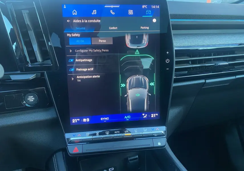 Vue intérieure du tableau de bord du Renault Austral 2025, écran tactile central affichant les aides à la conduite.