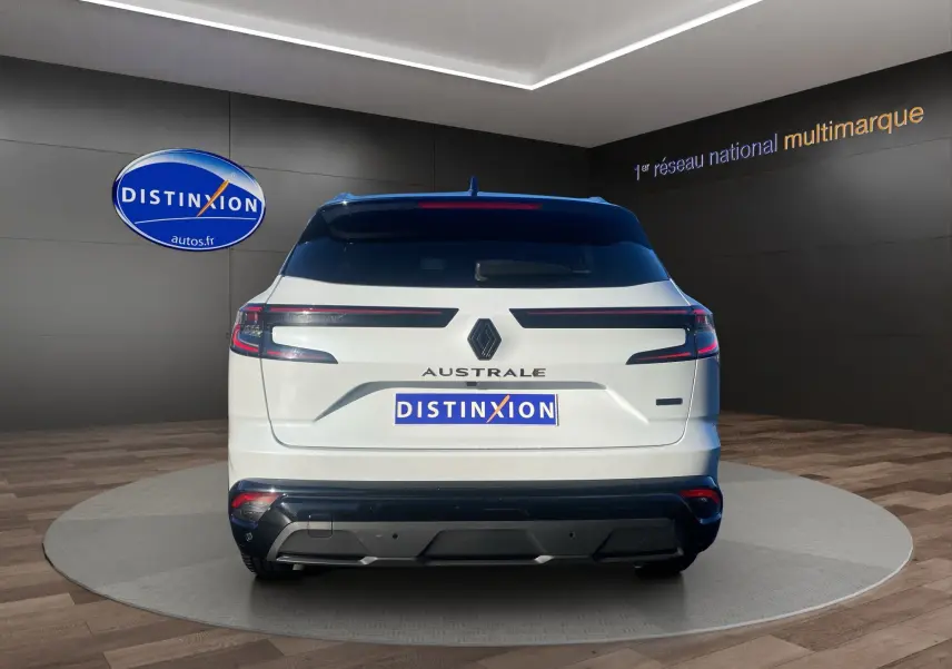 Vue arrière d'un Renault Austral blanc nacré avec toit noir, feux LED et logo distinctif au centre.