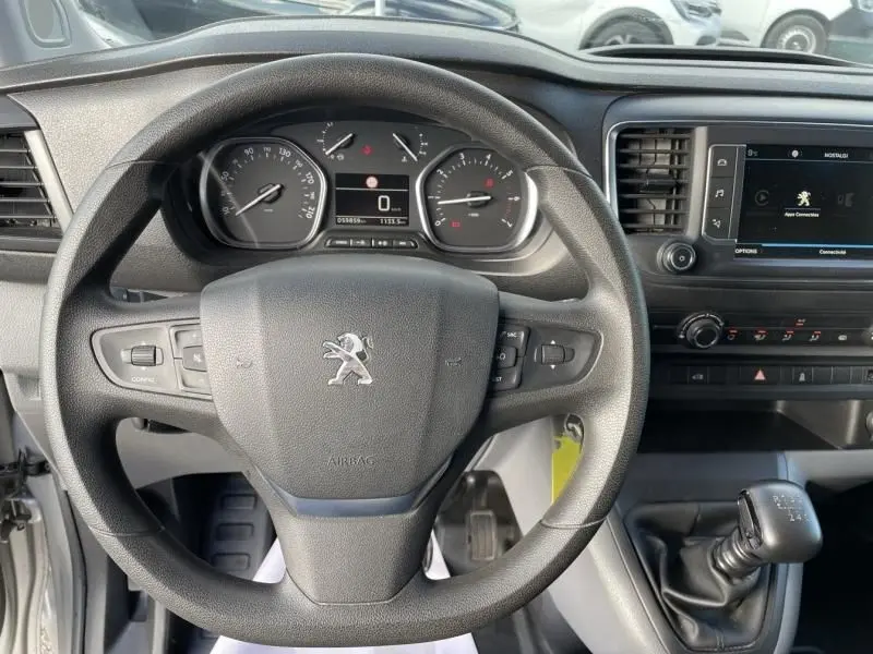 Intérieur du Peugeot Expert Fourgon 2018 gris métal, vue sur le volant, tableau de bord et levier de vitesse manuel.