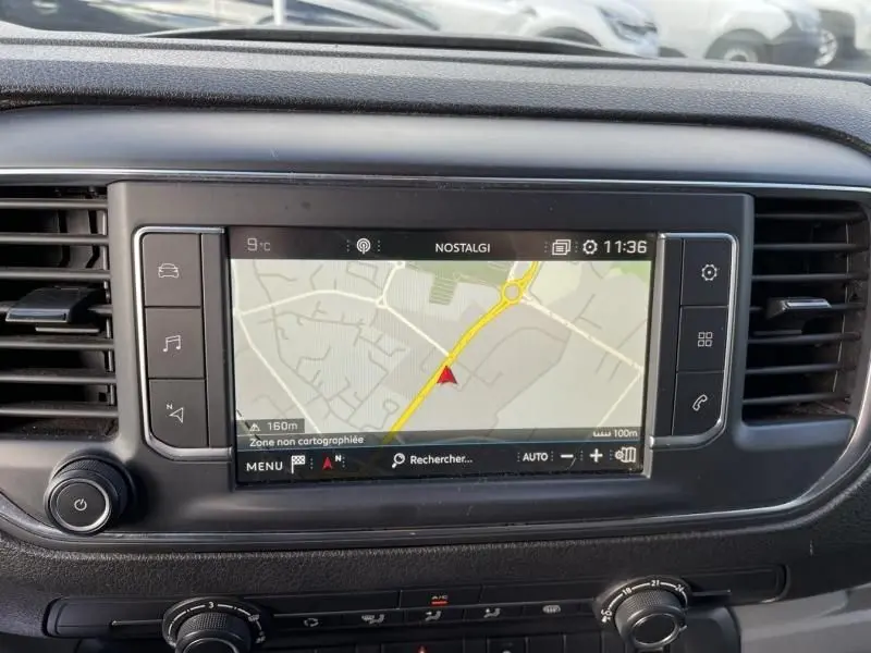 Tableau de bord du Peugeot Expert Fourgon 2018 avec écran de navigation tactile et commandes intégrées, intérieur noir.