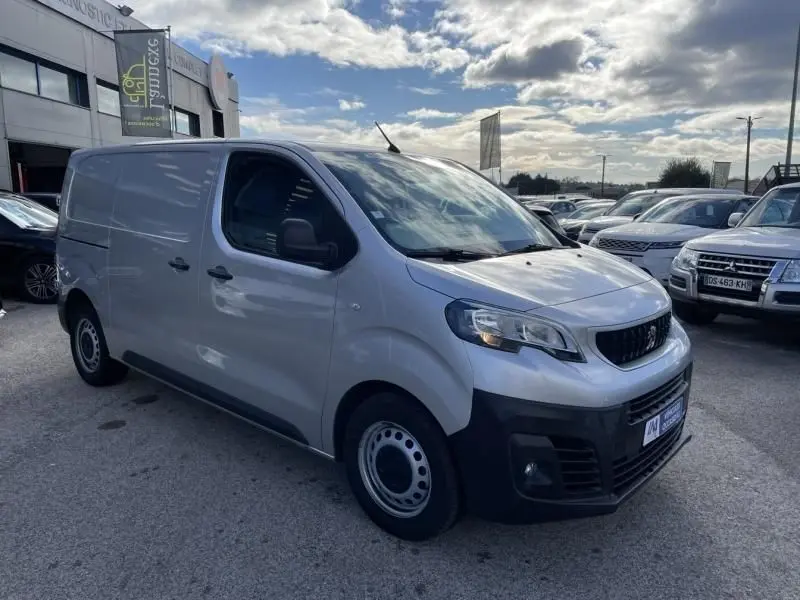 Peugeot Expert Fourgon gris métal en vue 3/4 avant droit, avec calandre noire et jantes acier simples.
