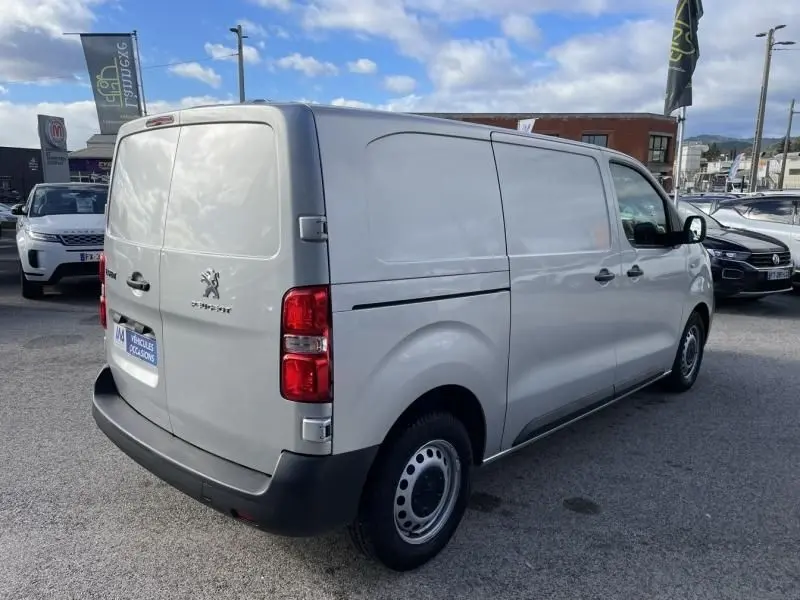 Vue 3/4 arrière droite d’un Peugeot Expert Fourgon gris métal 2018, avec portes arrière pleines et jantes acier.