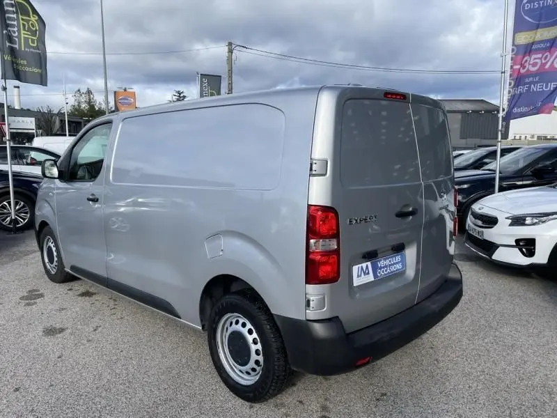 Vue 3/4 arrière droite d’un Peugeot Expert Fourgon gris métal 2018, avec portes arrière fermées et jantes acier.