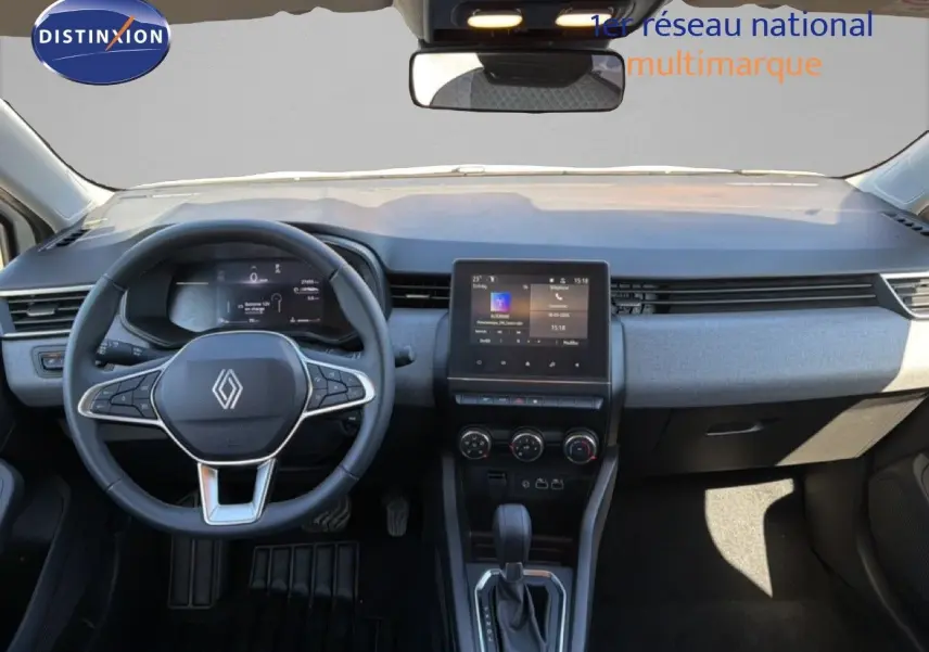 Vue intérieure frontale du tableau de bord de la Renault Clio blanche 2025 avec écran tactile et volant multifonction.