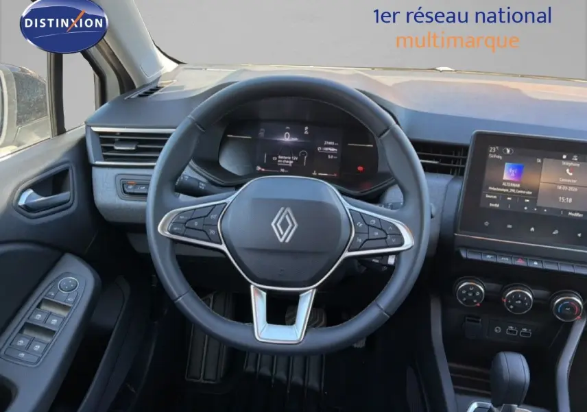 Vue intérieure frontale du volant Renault Clio blanc 2025, avec tableau de bord numérique et écran tactile central.