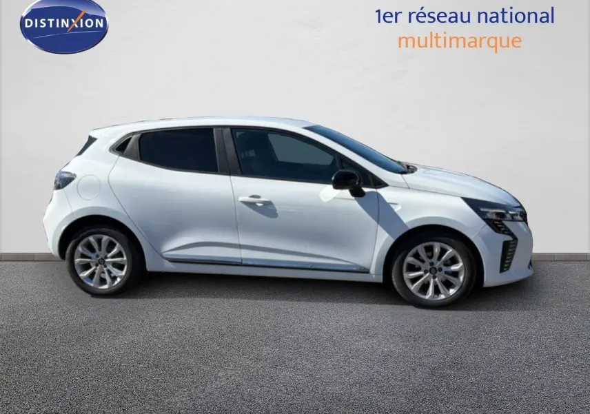 Profil droit de la Renault Clio blanche 2025, version Evolution, avec jantes alliage et vitres teintées.