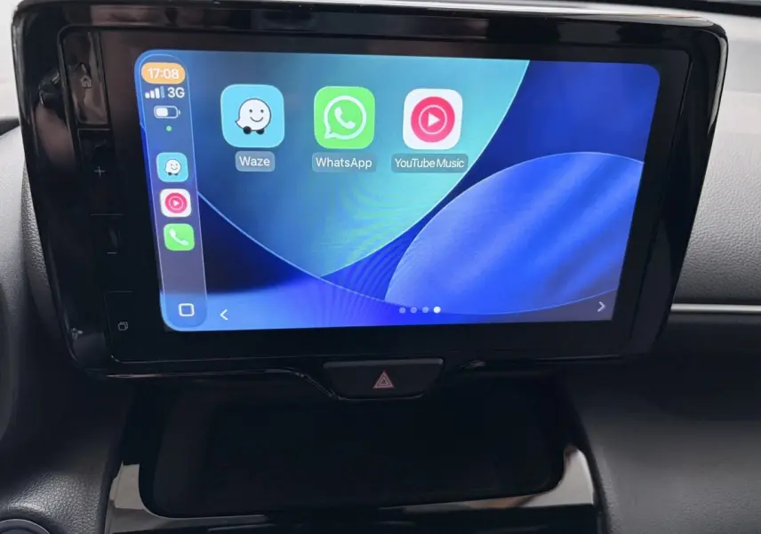 Écran tactile central affichant applications Waze, WhatsApp et YouTube Music dans Toyota Yaris Cross 2024.