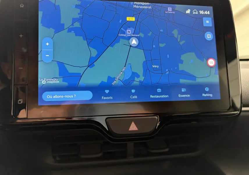 Écran tactile central du Toyota Yaris Cross 2024 affichant la navigation avec carte en mode jour.