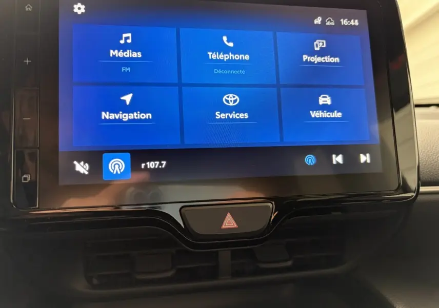 Écran tactile central du tableau de bord de la Toyota Yaris Cross 2024 affichant les menus médias, téléphone et navigation.