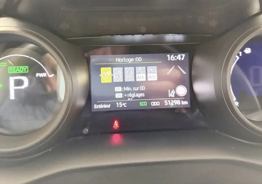 Vue rapprochée du combiné d'instruments numérique de la Toyota Yaris Cross 1.5 Hybrid 116h, affichage multifonctions actif.