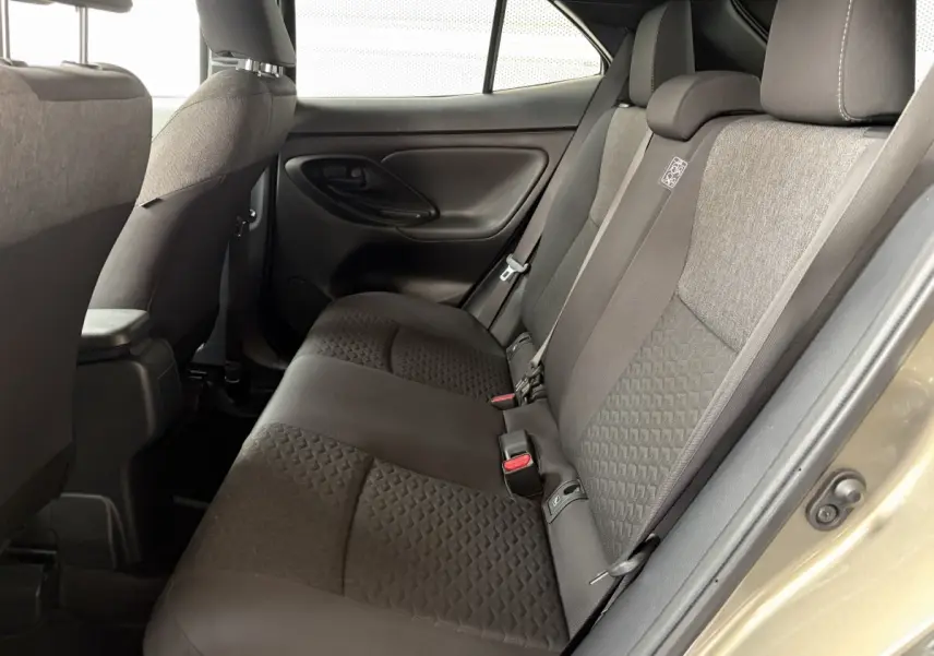 Vue intérieure côté droit des sièges arrière gris foncé de la Toyota Yaris Cross 1.5 Hybrid 2024.