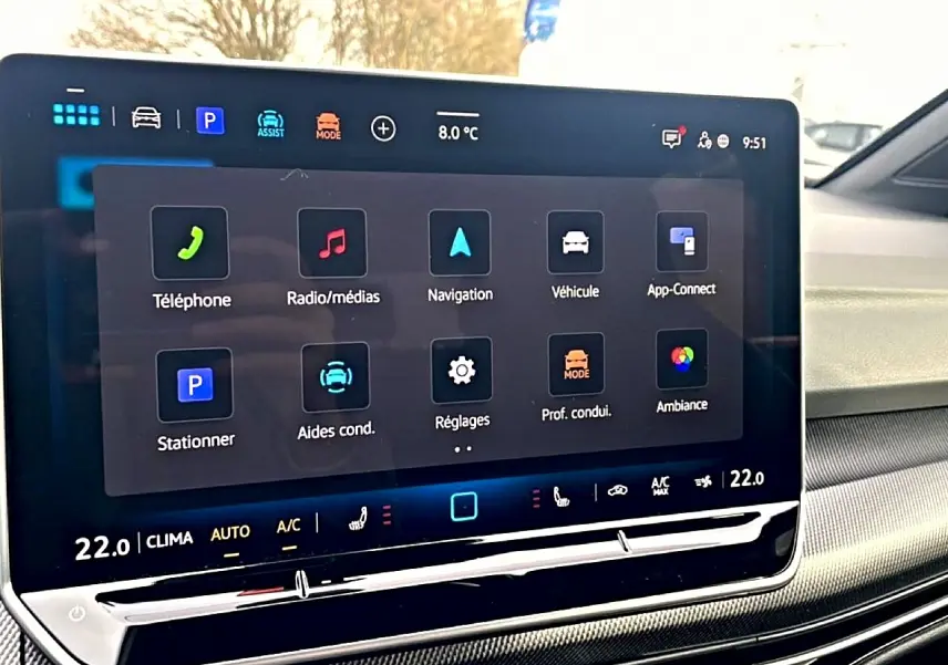 Écran tactile central de la Volkswagen Golf 2026 affichant les options de navigation et multimédia, intérieur gris.