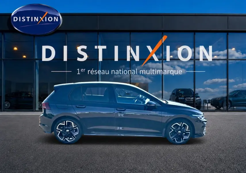Volkswagen Golf 1.5 etsi evo2 150 R-Line noir vue de profil côté gauche devant showroom Distinxion.