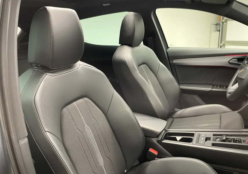Intérieur du CUPRA Formentor 1.5 TSI 2023 montrant les sièges avant en cuir noir avec surpiqûres contrastées.