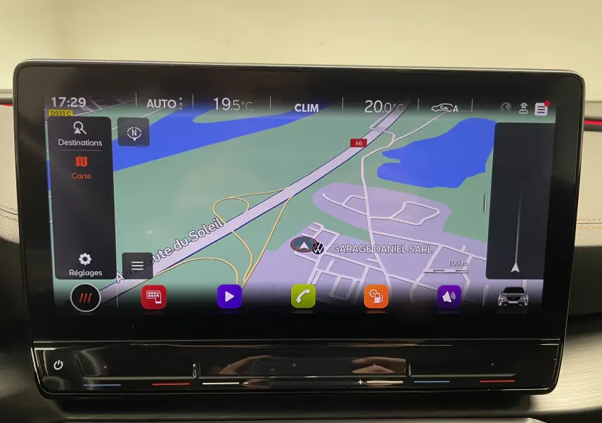 Écran tactile central du tableau de bord du CUPRA Formentor gris mat, affichant la navigation GPS en plein jour.