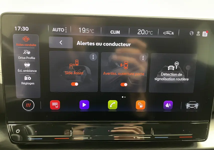 Écran tactile du système d'aide à la conduite du CUPRA Formentor gris mat, affichant alertes et réglages climatiques.