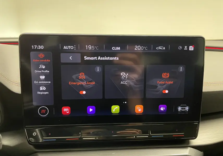 Écran tactile central du CUPRA Formentor gris mat 2023 affichant les assistants de conduite et la climatisation