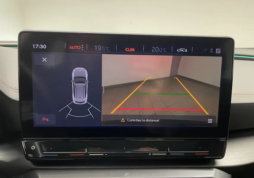 Écran central du CUPRA Formentor 2023 montrant la caméra de recul avec lignes de guidage colorées en intérieur.