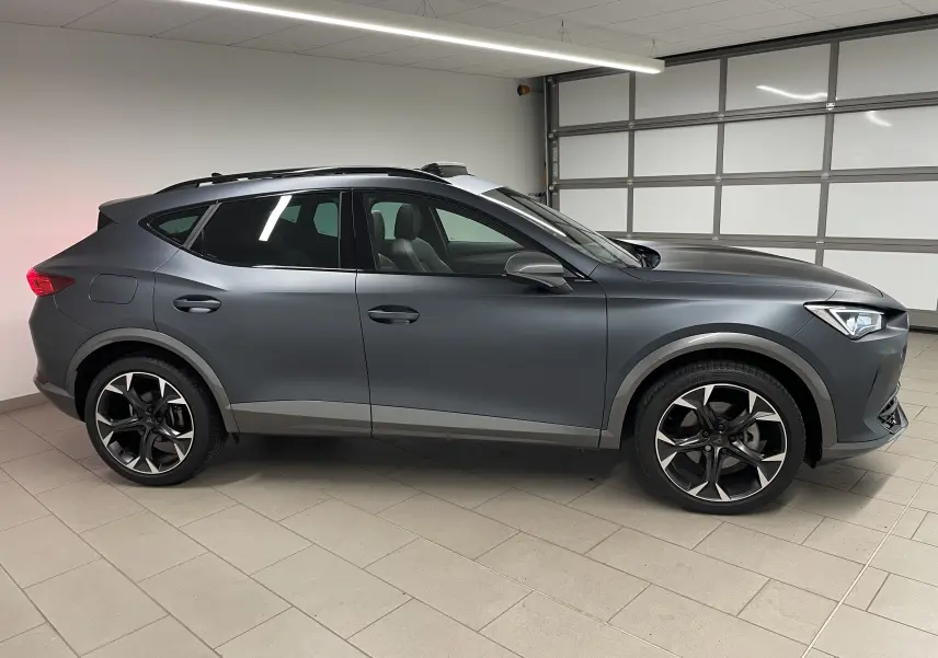 Profil droit du CUPRA Formentor 1.5 TSI 150 DSG7 VZ-LINE gris magnétique mat avec jantes sport et hayon électrique.