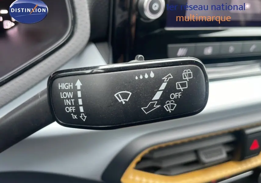 Gros plan sur la commande des essuie-glaces dans l’habitacle d’une SEAT Arona blanche avec toit noir, version 2025.