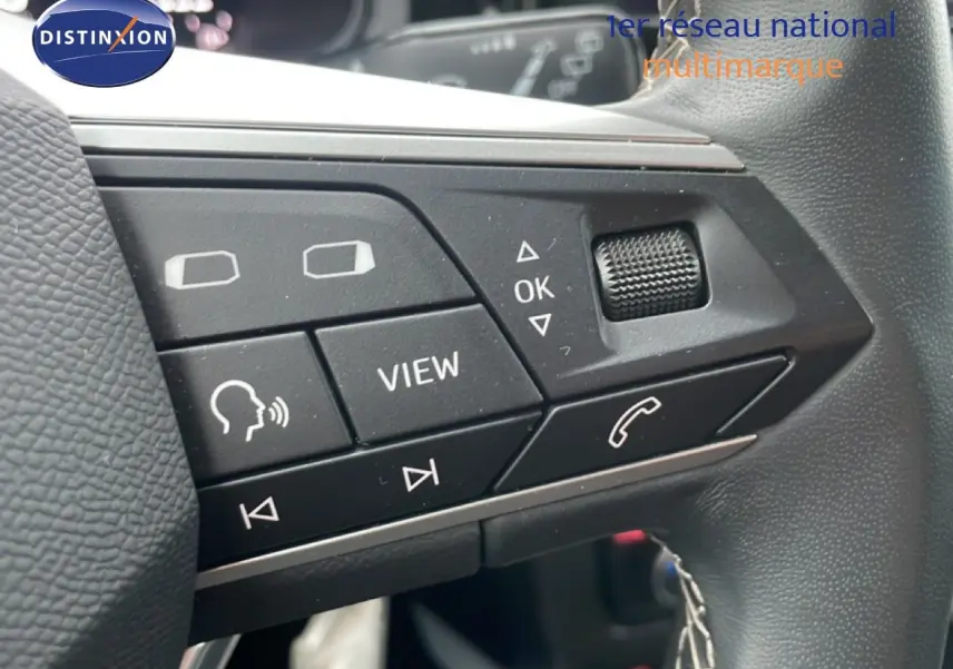 Gros plan sur les commandes multifonctions au volant du SEAT Arona 2025, finition Style Special Edition, intérieur noir.
